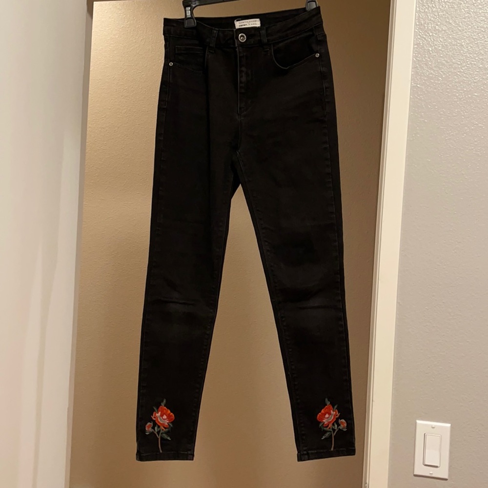 Black skinny jeans pants with flower details size 6